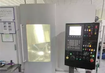 Gear hobbing machine