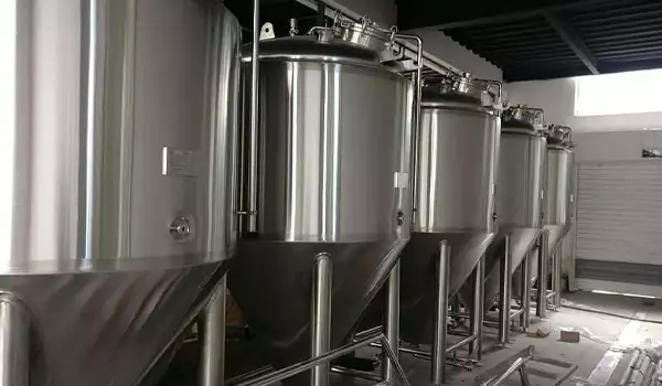 .Large fermentation tank stirring
